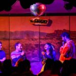 A participante Liz Padilla, à esquerda, conhece candidatos em potencial durante uma noite para solteiros e um show de comédia no The Faight Collective em San Francisco, Califórnia, na quinta-feira, 29 de janeiro de 2026. (Ray Chavez/Bay Area News Group)