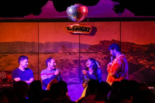 A participante Liz Padilla, à esquerda, conhece candidatos em potencial durante uma noite para solteiros e um show de comédia no The Faight Collective em San Francisco, Califórnia, na quinta-feira, 29 de janeiro de 2026. (Ray Chavez/Bay Area News Group)