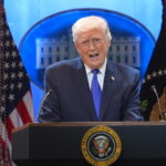 ARQUIVO - Membros da Suprema Corte sentam-se para um novo retrato de grupo após a adição do juiz associado Ketanji Brown Jackson, no prédio da Suprema Corte em Washington, 7 de outubro de 2022. Na linha inferior, a partir da esquerda, a juíza associada Sonia Sotomayor, a juíza associada Clarence Thomas, o presidente do tribunal dos Estados Unidos John Roberts, o juiz associado Samuel Alito e a juíza associada Elena Kagan. Na linha superior, a partir da esquerda, a juíza associada Amy Coney Barrett, a juíza associada Neil Gorsuch, a juíza associada Brett Kavanaugh e a juíza associada Ketanji Brown Jackson. (Foto AP/J. Scott Applewhite, arquivo)