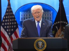 As tarifas de Trump estão torradas – mas o caos continua ARQUIVO - Membros da Suprema Corte sentam-se para um novo retrato de grupo após a adição do juiz associado Ketanji Brown Jackson, no prédio da Suprema Corte em Washington, 7 de outubro de 2022. Na linha inferior, a partir da esquerda, a juíza associada Sonia Sotomayor, a juíza associada Clarence Thomas, o presidente do tribunal dos Estados Unidos John Roberts, o juiz associado Samuel Alito e a juíza associada Elena Kagan. Na linha superior, a partir da esquerda, a juíza associada Amy Coney Barrett, a juíza associada Neil Gorsuch, a juíza associada Brett Kavanaugh e a juíza associada Ketanji Brown Jackson. (Foto AP/J. Scott Applewhite, arquivo)