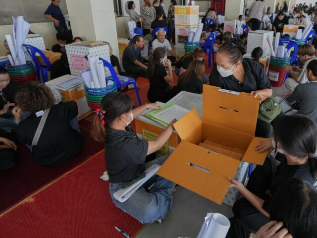 As urnas são abertas na Tailândia com três principais partidos disputando o poder
