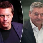 O CEO da Netflix, Ted Sarandos, vestindo terno e gravata, parecendo certo.