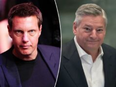 Assalto a Hollywood O CEO da Netflix, Ted Sarandos, vestindo terno e gravata, parecendo certo.