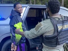 Assassino adolescente sorridente da Geórgia condenado à prisão perpétua por assassinar um menino de 14 anos fora de um jogo de futebol Assassino adolescente sorridente da Geórgia condenado à prisão perpétua por assassinar um menino de 14 anos fora de um jogo de futebol