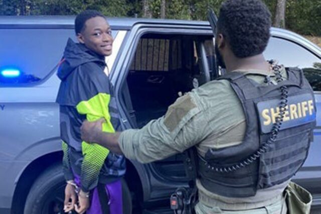 Assassino adolescente sorridente da Geórgia condenado à prisão perpétua por assassinar um menino de 14 anos fora de um jogo de futebol
