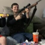 Jesse Van Rootselaar, 18, foi fotografado felizmente segurando um rifle de assalto