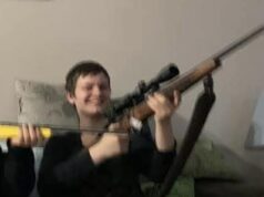 Assassino transgênero, 18 anos, por trás do tumulto mortal em uma escola secundária no Canadá que deixou oito mortos, é visto segurando um rifle de assalto em imagem perturbadora Jesse Van Rootselaar, 18, foi fotografado felizmente segurando um rifle de assalto