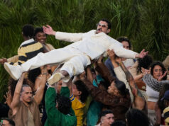 Asseclas do MAGA se separam de Trump por causa do show do intervalo de Bad Bunny ARQUIVO - Nick Fuentes, ativista de extrema direita, realiza um comício no Capitólio de Lansing, em Lansing, Michigan, 11 de novembro de 2020. O ex-presidente Donald Trump jantou na terça-feira, 22 de novembro de 2022, em seu clube Mar-a-Lago com o rapper anteriormente conhecido como Kanye West, que agora é conhecido como Ye, assim como Nick Fuentes, que usou sua plataforma online para vomitar antissemitas e supremacistas brancos retórica.