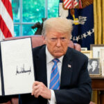 Assista ao vivo: Donald Trump assina pedidos no Salão Oval