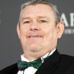 Assunto de 'Eu juro' John Davidson diz que os tiques de Tourette são 'involuntários' depois de gritar palavrões nos BAFTAs: 'Profundamente mortificado se alguém' pensar que foi 'intencional'