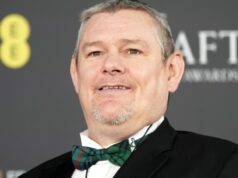 Assunto de ‘Eu juro’ John Davidson diz que os tiques de Tourette são ‘involuntários’ depois de gritar palavrões nos BAFTAs: ‘Profundamente mortificado se alguém’ pensar que foi ‘intencional’ Assunto de 'Eu juro' John Davidson diz que os tiques de Tourette são 'involuntários' depois de gritar palavrões nos BAFTAs: 'Profundamente mortificado se alguém' pensar que foi 'intencional'