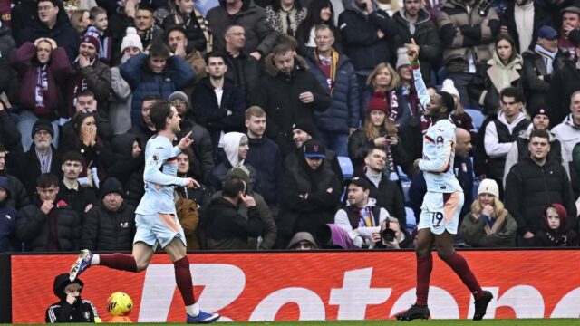 Aston Villa cai e perde por 1 a 0 para o Brentford, de 10 jogadores
