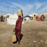 ARQUIVO - O general Mohammed Hamdan Dagalo, ao centro, cumprimenta a multidão durante uma manifestação de tribos apoiadas por militares no estado do Sudão, no Rio Nilo, no sábado, 13 de julho de 2019. (AP Photo / Mahmoud Hjaj, Arquivo)