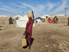 Ataque de drone em mercado movimentado no Sudão mata pelo menos 28 ARQUIVO - O general Mohammed Hamdan Dagalo, ao centro, cumprimenta a multidão durante uma manifestação de tribos apoiadas por militares no estado do Sudão, no Rio Nilo, no sábado, 13 de julho de 2019. (AP Photo / Mahmoud Hjaj, Arquivo)