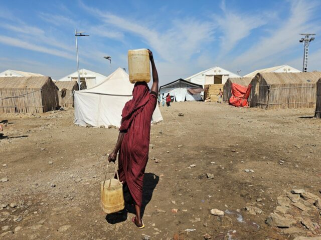 ARQUIVO - O general Mohammed Hamdan Dagalo, ao centro, cumprimenta a multidão durante uma manifestação de tribos apoiadas por militares no estado do Sudão, no Rio Nilo, no sábado, 13 de julho de 2019. (AP Photo / Mahmoud Hjaj, Arquivo)