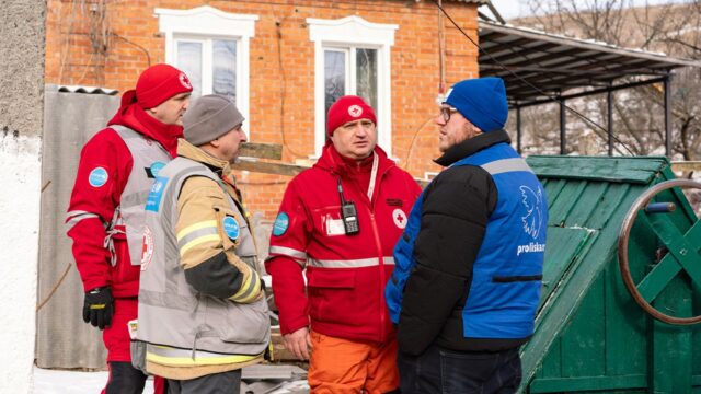 Ataque russo em Kharkiv destrói jovem família, deixando mãe grávida como única sobrevivente
