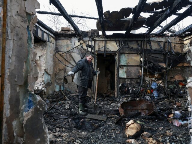 Ataque russo em Kharkiv mata dois, Ucrânia atinge fábrica de mísseis
