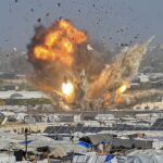 A fumaça sobe do abrigo de Gath, que abriga palestinos deslocados, após um ataque aéreo israelense no oeste de Khan Yunis, sul da Faixa de Gaza, em 31 de janeiro de 2026