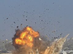 Ataques aéreos israelenses matam pelo menos 32 em Gaza, na onda de ataques mais pesada desde o cessar-fogo mediado por Trump A fumaça sobe do abrigo de Gath, que abriga palestinos deslocados, após um ataque aéreo israelense no oeste de Khan Yunis, sul da Faixa de Gaza, em 31 de janeiro de 2026