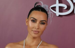 Até Kim Kardashian usa este spray de cabelo de drogaria testado e aprovado Cabelo de Jéssica Biel