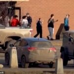 Crianças foram retiradas da escola enquanto os serviços de emergência corriam para o prédio após o tiroteio