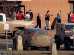 Atirador de escola canadense vestido matou dois em casa, depois massacrou sete na escola e tirou a própria vida Crianças foram retiradas da escola enquanto os serviços de emergência corriam para o prédio após o tiroteio