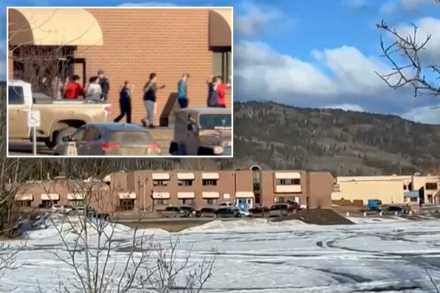 Alunos saindo da escola Tumbler Ridge após tiroteios mortais na Colúmbia Britânica, Canadá.