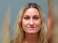 Atiradora sorridente abre fogo em festa em casa depois de descobrir que seu ex-marido e seu novo namorado estavam conversando Mugshot de Olivia Clendenin, uma mulher de 29 anos com longos cabelos loiros e olhos azuis.