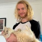 O membro da Ação Palestina, Samuel Corner, 23 anos, (foto), foi acusado de atacar a sargento de polícia Kate Evans com uma marreta e fraturar sua coluna. Desde então, ele foi inocentado de lesões corporais graves