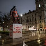 A estátua de Sir Winston Churchill, localizada a poucos metros das Casas do Parlamento, foi vandalizada durante a noite