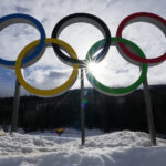 David Leibenberg e Sarah Newberry Moore, dos Estados Unidos, competem em uma corrida mista multicasco, sábado, 3 de agosto de 2024, durante os Jogos Olímpicos de Verão de 2024 em Marselha, França. (Foto AP/Jacquelyn Martin)
