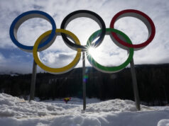Atletas mães olímpicas carecem de cuidados infantis e outros apoios durante os jogos David Leibenberg e Sarah Newberry Moore, dos Estados Unidos, competem em uma corrida mista multicasco, sábado, 3 de agosto de 2024, durante os Jogos Olímpicos de Verão de 2024 em Marselha, França. (Foto AP/Jacquelyn Martin)