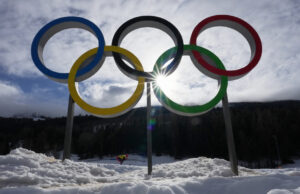 Atletas mães olímpicas carecem de cuidados infantis e outros apoios durante os jogos David Leibenberg e Sarah Newberry Moore, dos Estados Unidos, competem em uma corrida mista multicasco, sábado, 3 de agosto de 2024, durante os Jogos Olímpicos de Verão de 2024 em Marselha, França. (Foto AP/Jacquelyn Martin)