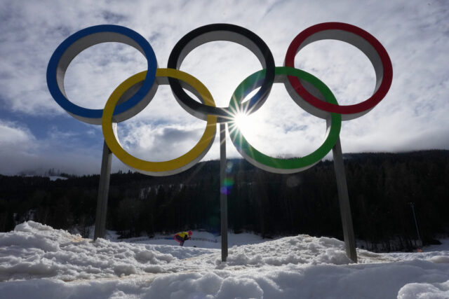 David Leibenberg e Sarah Newberry Moore, dos Estados Unidos, competem em uma corrida mista multicasco, sábado, 3 de agosto de 2024, durante os Jogos Olímpicos de Verão de 2024 em Marselha, França. (Foto AP/Jacquelyn Martin)