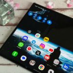 Smartphone Huawei com três dobras contra um fundo geométrico