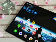 Atravessei Long Island para comprar o Galaxy Z TriFold – e faria isso de novo Smartphone Huawei com três dobras contra um fundo geométrico
