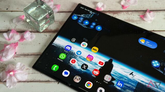 Smartphone Huawei com três dobras contra um fundo geométrico