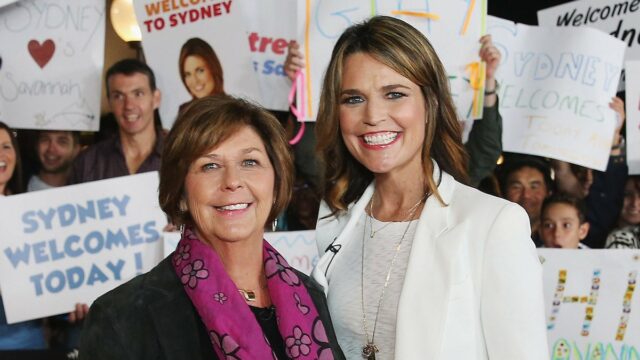 Uma imagem dividida de Donald Trump (à esquerda) e Savannah Guthrie com sua mãe Nancy (à direita)
