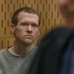 O atirador de Christchurch, Brenton Tarrant, no banco dos réus do Tribunal Superior de Christchurch durante seu julgamento em 2020.