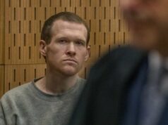 Audiência silenciosa sobre o assassino da mesquita de Christchurch faz parte do plano O atirador de Christchurch, Brenton Tarrant, no banco dos réus do Tribunal Superior de Christchurch durante seu julgamento em 2020.