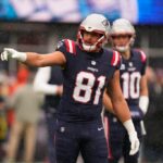 Austin Hooper (18) de De La Salle demite o quarterback do Folsom Jake Browning (12) no primeiro quarto do jogo regional da Divisão Aberta do Norte da Califórnia no Hornet Stadium na California State University em Sacramento, Califórnia, no sábado, 8 de dezembro de 2012. (Jose Carlos Fajardo/Equipe)