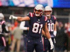 Austin Hooper, do Patriots, nativo da Bay Area, está ‘cheirando as rosas’ no retorno ao lar do Super Bowl Austin Hooper (18) de De La Salle demite o quarterback do Folsom Jake Browning (12) no primeiro quarto do jogo regional da Divisão Aberta do Norte da Califórnia no Hornet Stadium na California State University em Sacramento, Califórnia, no sábado, 8 de dezembro de 2012. (Jose Carlos Fajardo/Equipe)