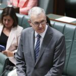 Ministro do Interior, Ministro da Imigração e Cidadania, Ministro da Segurança Cibernética, Ministro das Artes e Líder da Câmara Tony Burke durante a apresentação e moção para segunda leitura do Projeto de Lei de Combate ao Antissemitismo, Ódio e Extremismo (Leis sobre Armas de Fogo e Alfândegas) 2026, na Câmara dos Representantes no Parlamento em Canberra na terça-feira, 20 de janeiro de 2026. fedpol Foto: Alex Ellinghausen