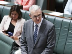 Australiano ligado ao ISIS emitiu proibição temporária de voltar para casa Ministro do Interior, Ministro da Imigração e Cidadania, Ministro da Segurança Cibernética, Ministro das Artes e Líder da Câmara Tony Burke durante a apresentação e moção para segunda leitura do Projeto de Lei de Combate ao Antissemitismo, Ódio e Extremismo (Leis sobre Armas de Fogo e Alfândegas) 2026, na Câmara dos Representantes no Parlamento em Canberra na terça-feira, 20 de janeiro de 2026. fedpol Foto: Alex Ellinghausen