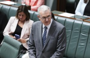 Australiano ligado ao ISIS emitiu proibição temporária de voltar para casa Ministro do Interior, Ministro da Imigração e Cidadania, Ministro da Segurança Cibernética, Ministro das Artes e Líder da Câmara Tony Burke durante a apresentação e moção para segunda leitura do Projeto de Lei de Combate ao Antissemitismo, Ódio e Extremismo (Leis sobre Armas de Fogo e Alfândegas) 2026, na Câmara dos Representantes no Parlamento em Canberra na terça-feira, 20 de janeiro de 2026. fedpol Foto: Alex Ellinghausen