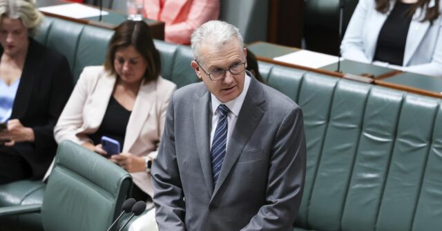 Ministro do Interior, Ministro da Imigração e Cidadania, Ministro da Segurança Cibernética, Ministro das Artes e Líder da Câmara Tony Burke durante a apresentação e moção para segunda leitura do Projeto de Lei de Combate ao Antissemitismo, Ódio e Extremismo (Leis sobre Armas de Fogo e Alfândegas) 2026, na Câmara dos Representantes no Parlamento em Canberra na terça-feira, 20 de janeiro de 2026. fedpol Foto: Alex Ellinghausen