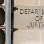 hacker encapuzado sem rosto mostrando gesto de silêncio. Ataque de hackers. Perigoso hacker encapuzado invade servidores de dados do governo. Cibersegurança, hacker de computador com capuz. Conceito de hacking e malware.