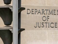 Australiano preso nos EUA por sete anos por vender segredos comerciais roubados hacker encapuzado sem rosto mostrando gesto de silêncio. Ataque de hackers. Perigoso hacker encapuzado invade servidores de dados do governo. Cibersegurança, hacker de computador com capuz. Conceito de hacking e malware.