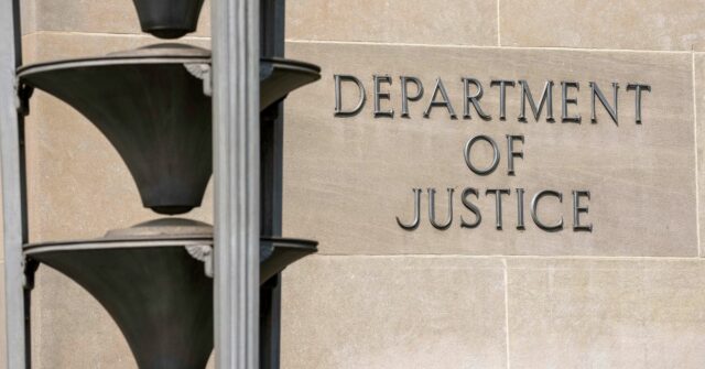 hacker encapuzado sem rosto mostrando gesto de silêncio. Ataque de hackers. Perigoso hacker encapuzado invade servidores de dados do governo. Cibersegurança, hacker de computador com capuz. Conceito de hacking e malware.