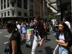 Australianos alertados para se prepararem para mais problemas nas taxas de juros após aumento do RBA Pedestres atravessam a Market Street em Sydney, Austrália.